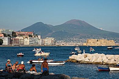 剧情策略游戏《大恶人千金 枭雌百合战记》预计于2025年7月24日在Steam上线!